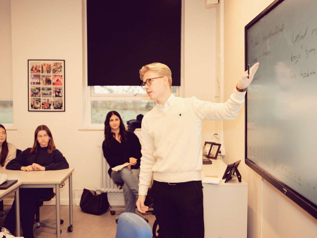 Klasseundervisning med Alexander som er studerende på læreruddannelsen
