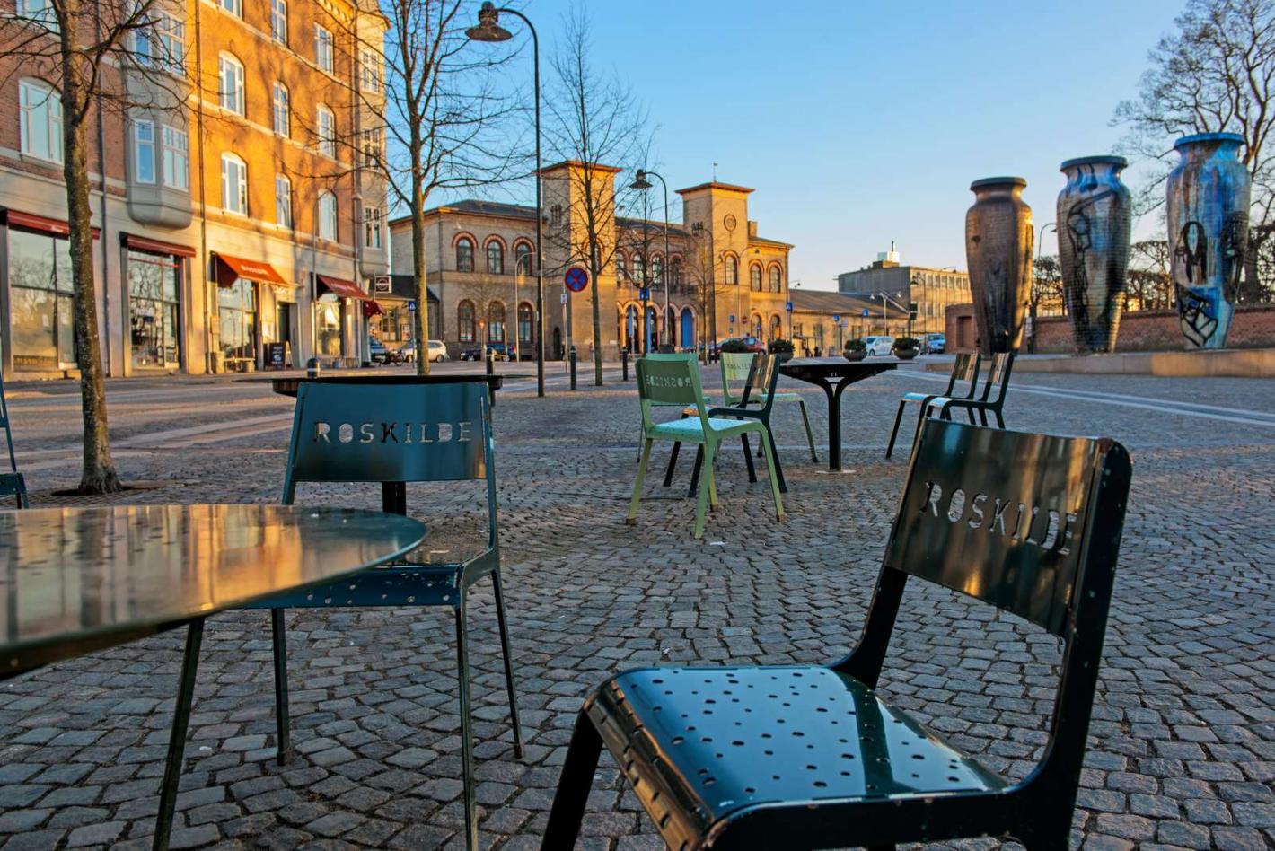 Torv med caféstemning i Roskilde