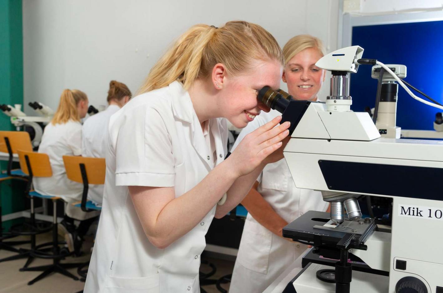 pige kigger i mikroskop