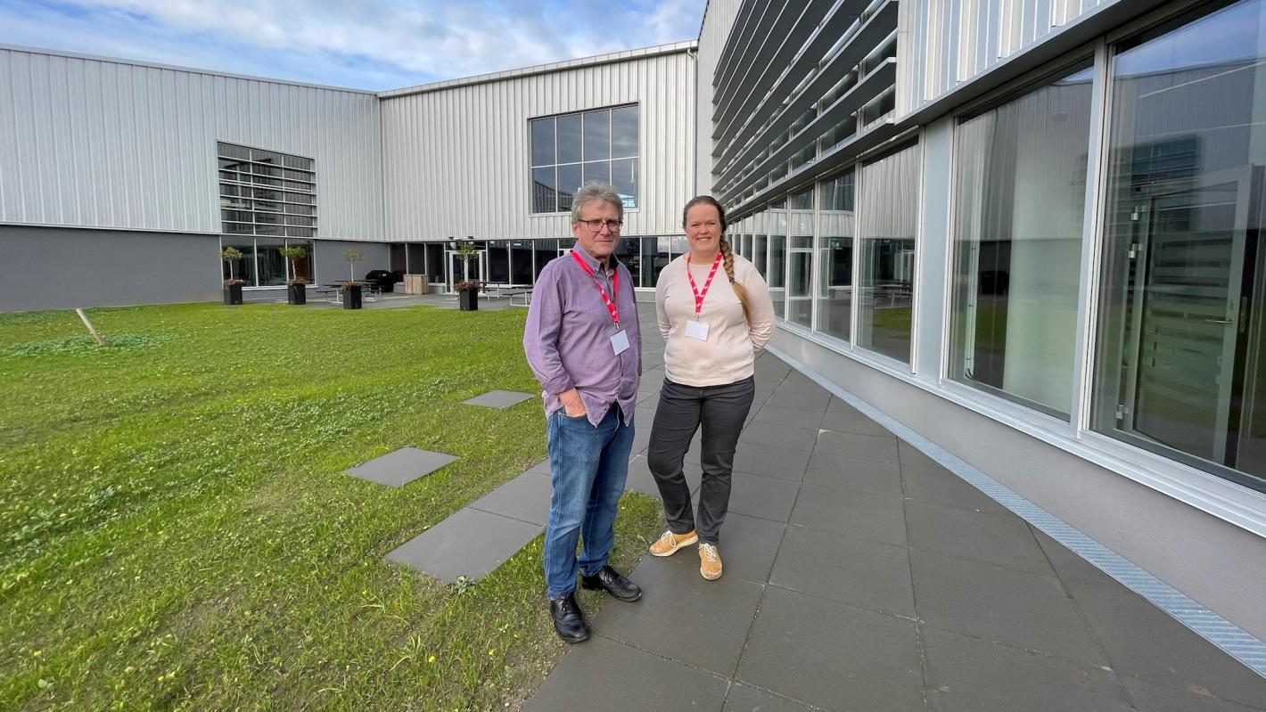 Astrid Hanghøj og Knud Erik Rasmussen foran Campus Kalundborg