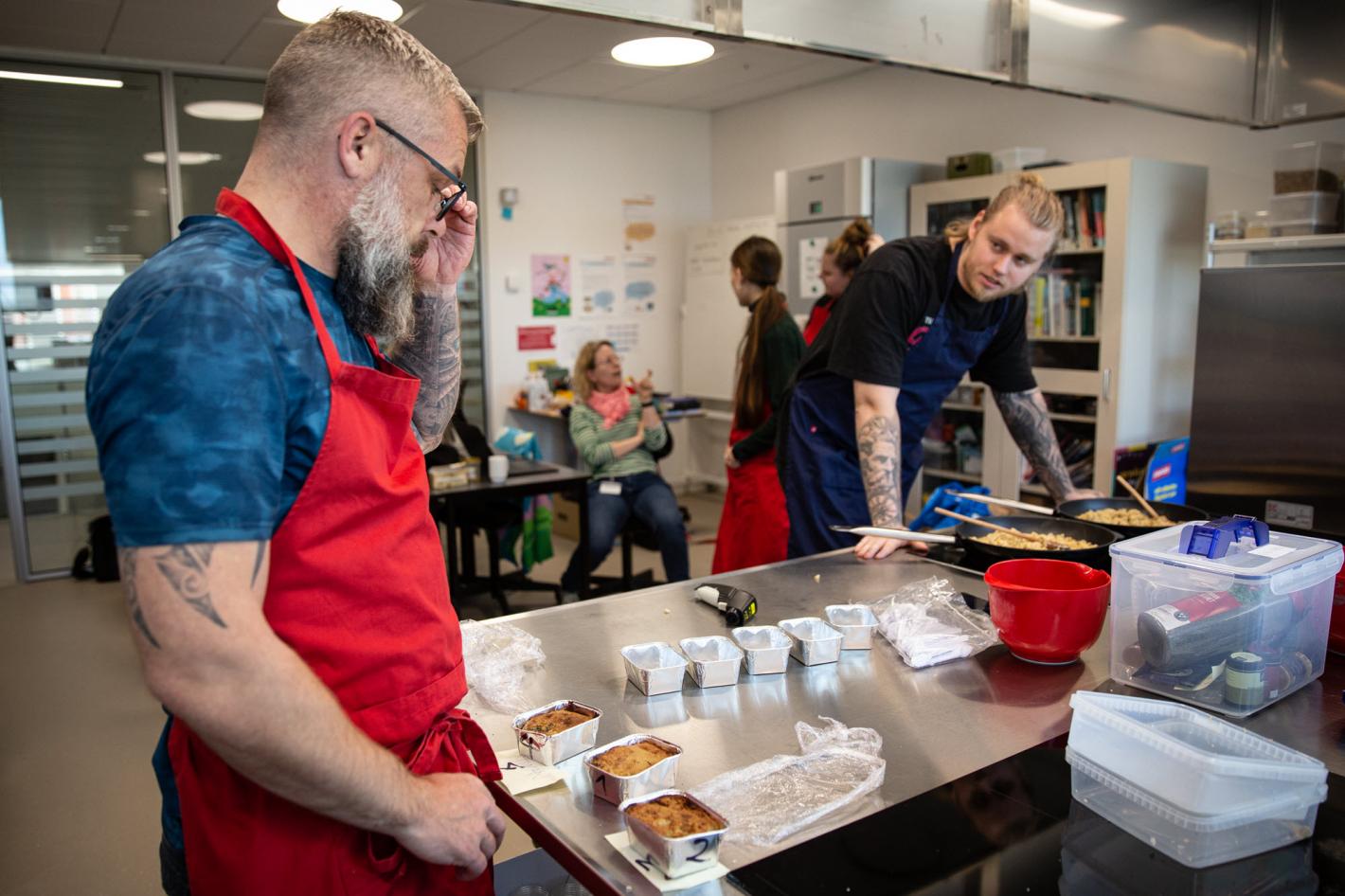 Man i køkken der tilbereder postejer