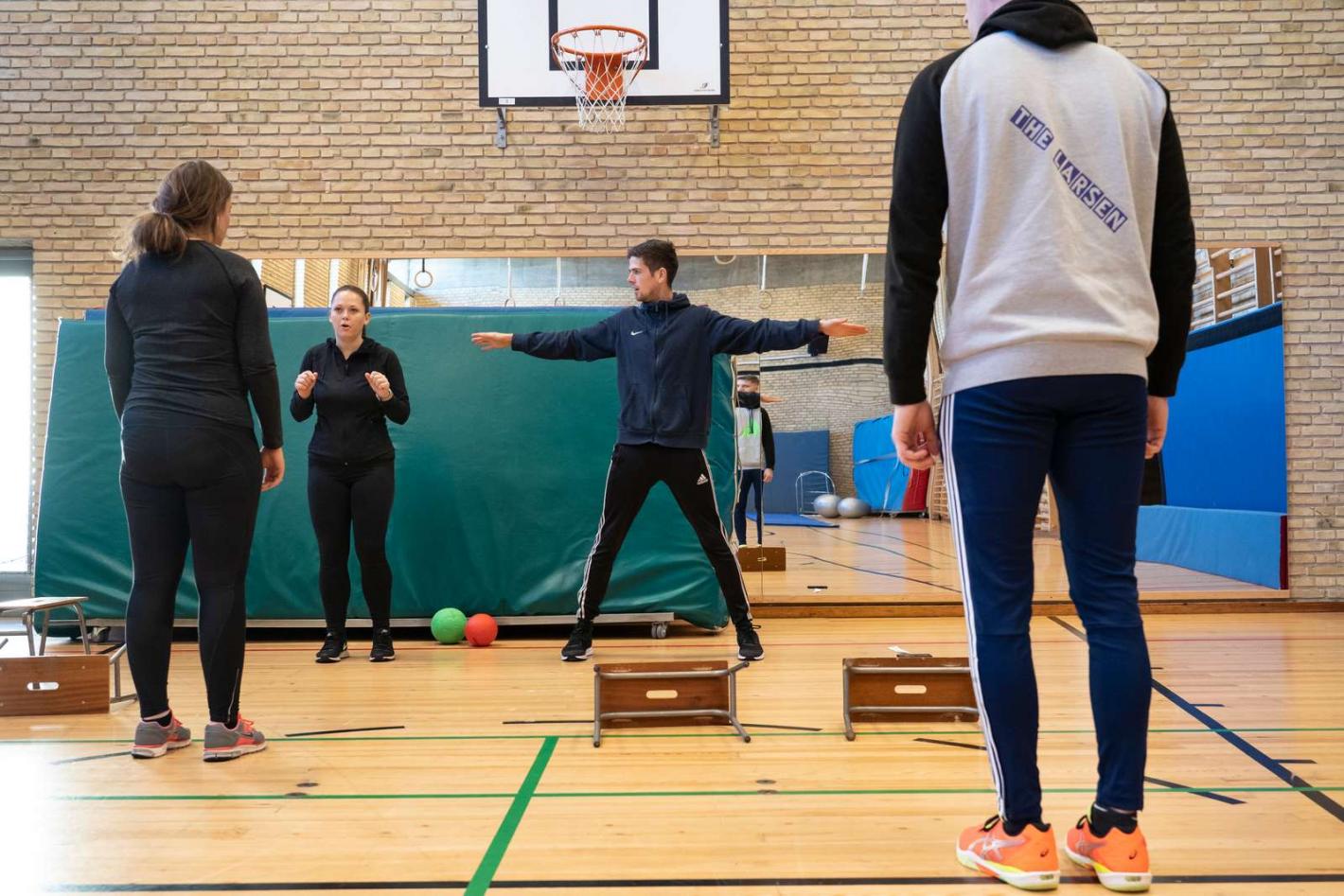 Studerende i gymnastiksal