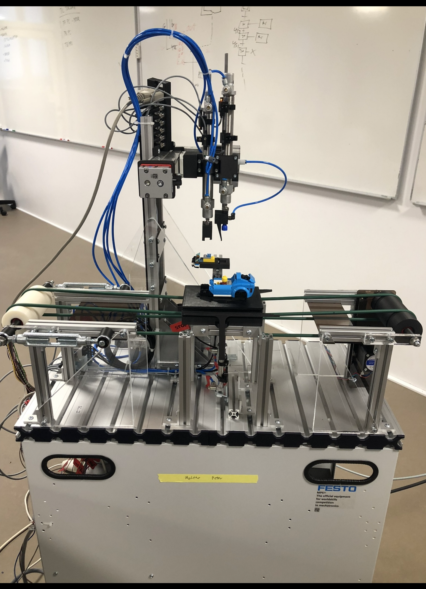 Del af samlebånd til legobil fra projekt på maskiningeniøruddannelsen