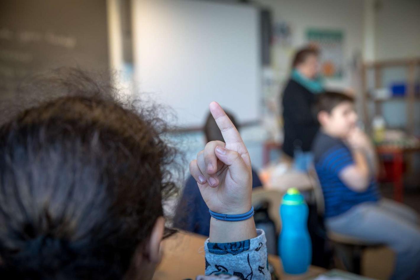 Skolebillede med hånd i vejret