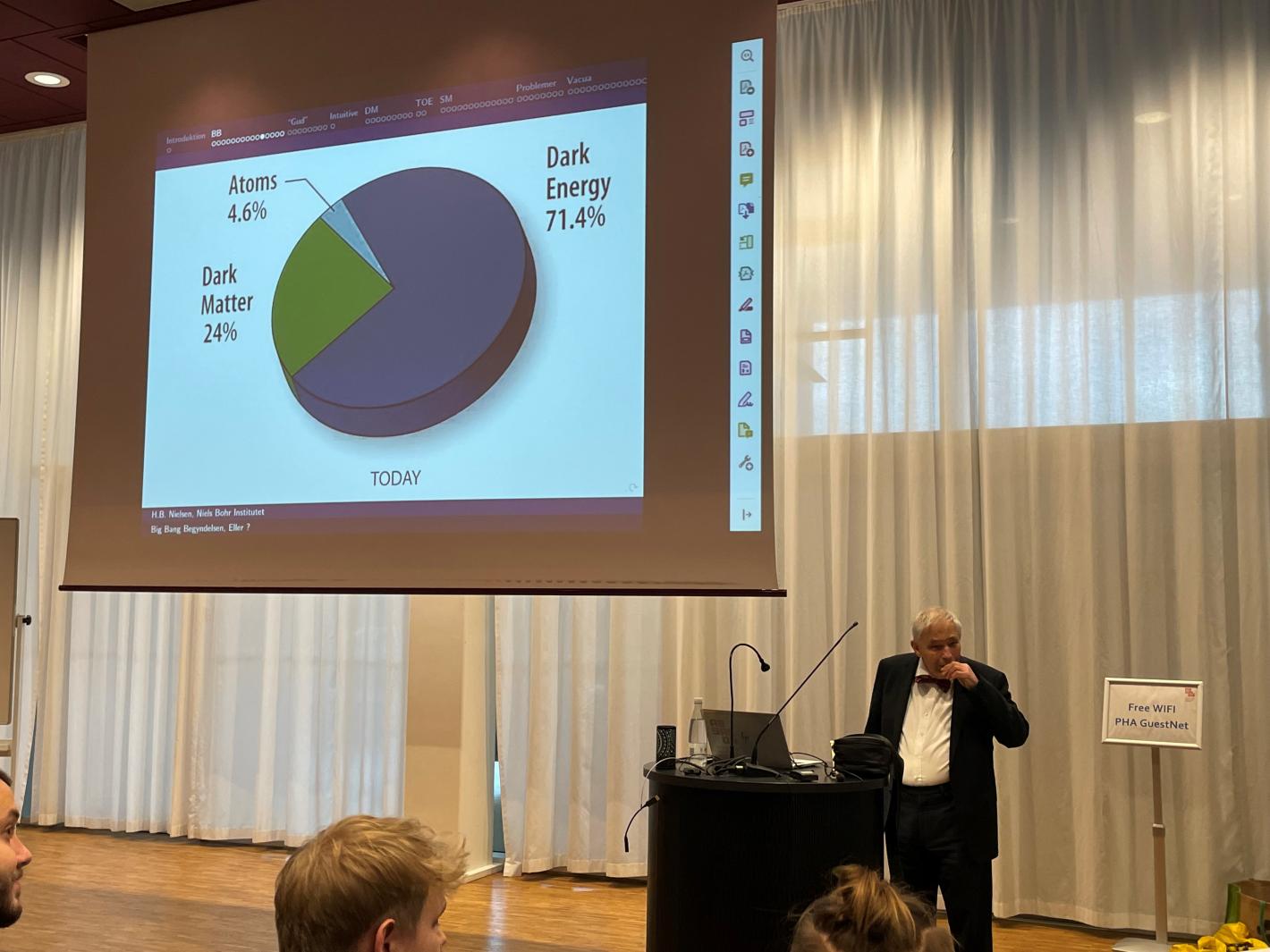 Holger Beck Nielsen der holder forelæsning