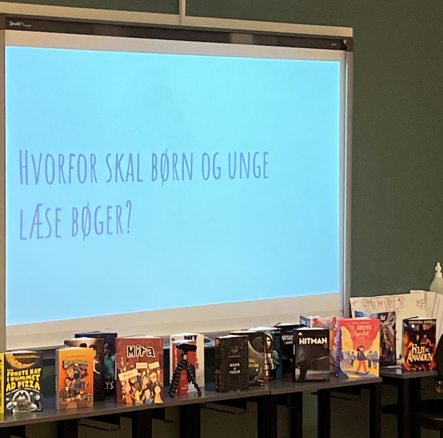 Foto af bøger der er opstillet på et bord
