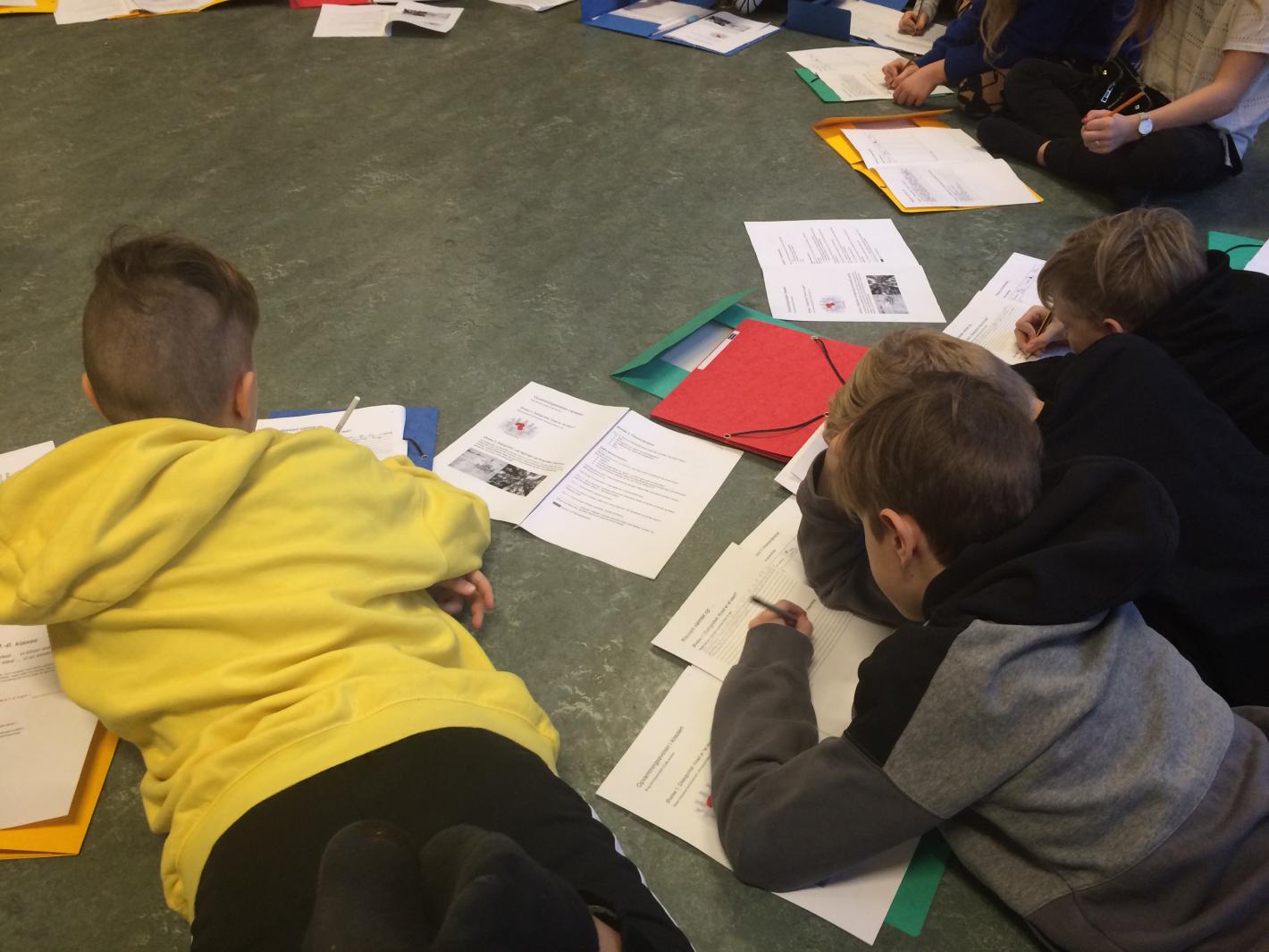 Skoleelever der skriver 