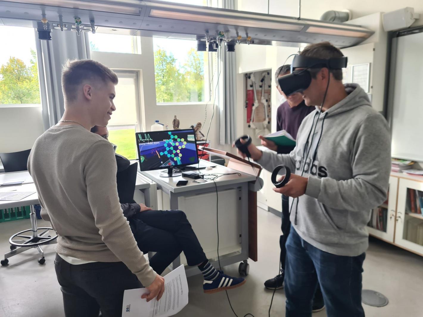 Studerende med VR briller