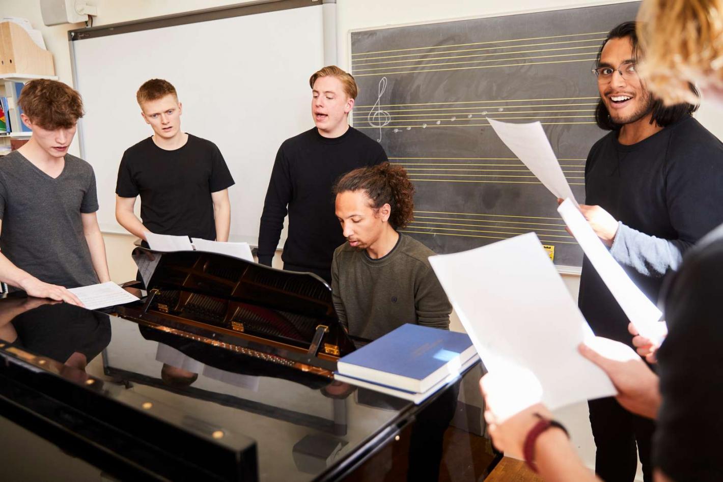 Studerende der synger om et klaver