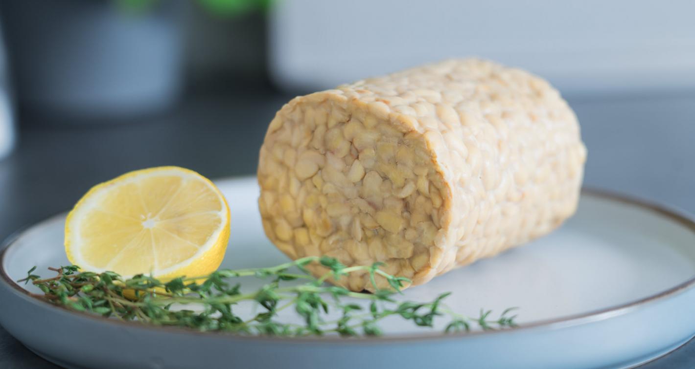 Foto af tempeh på en tallerken