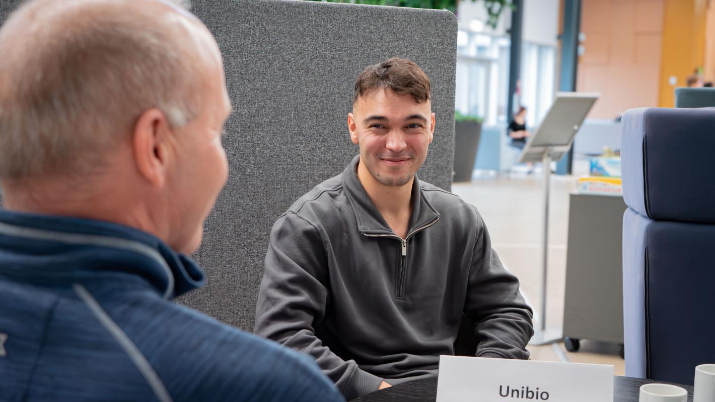 Studerende til jobsamtale hos Unibio på campus kalundborg