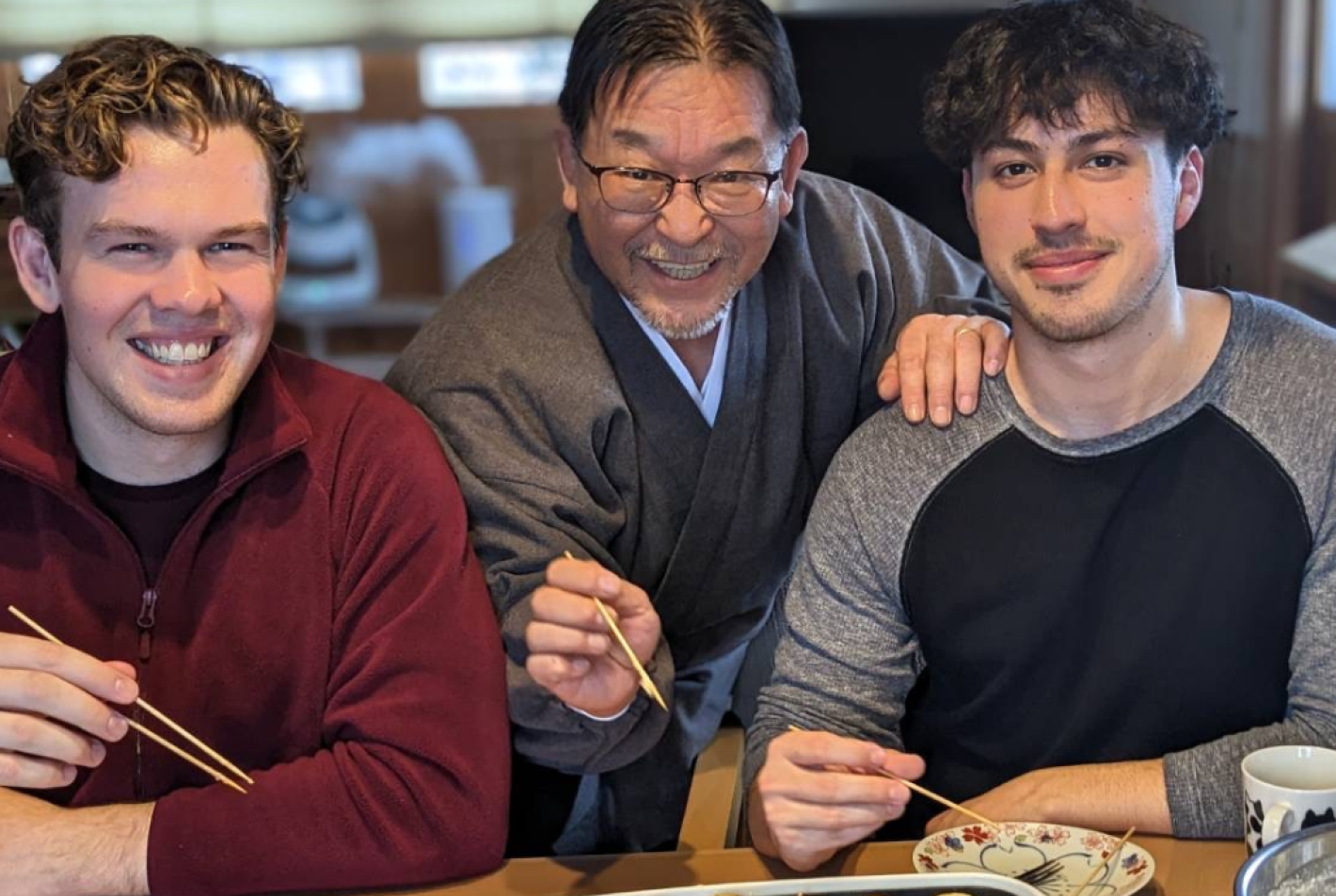 Frederik spiser med to japanske venner