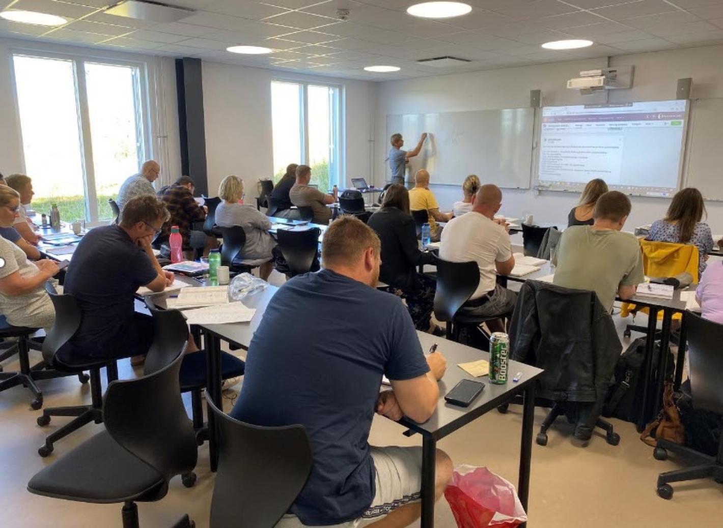 Studerende i klasseværelse