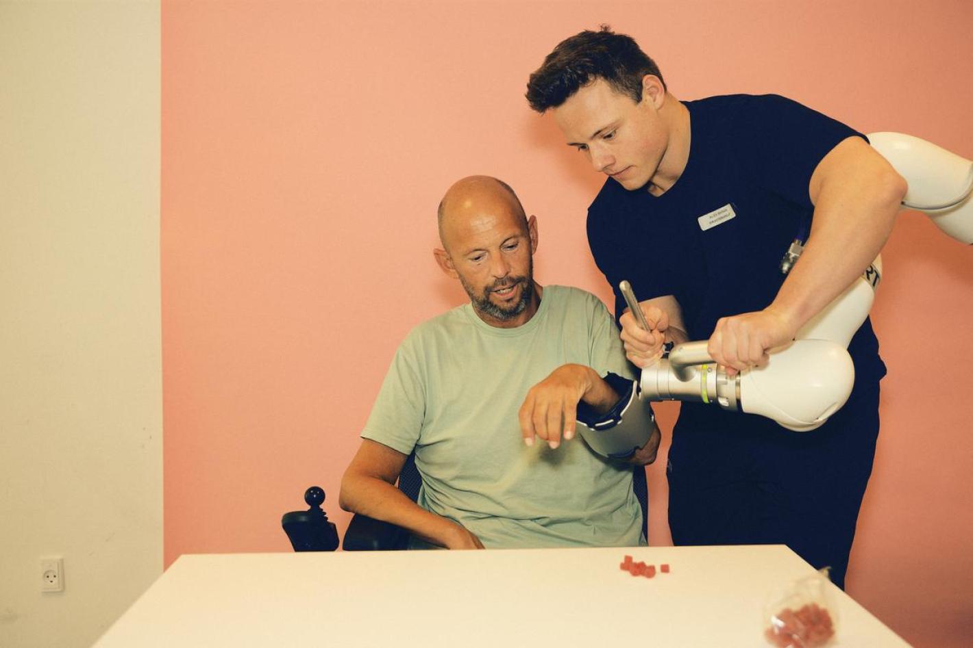 Alexander og Thomas arbejder med robotarmen