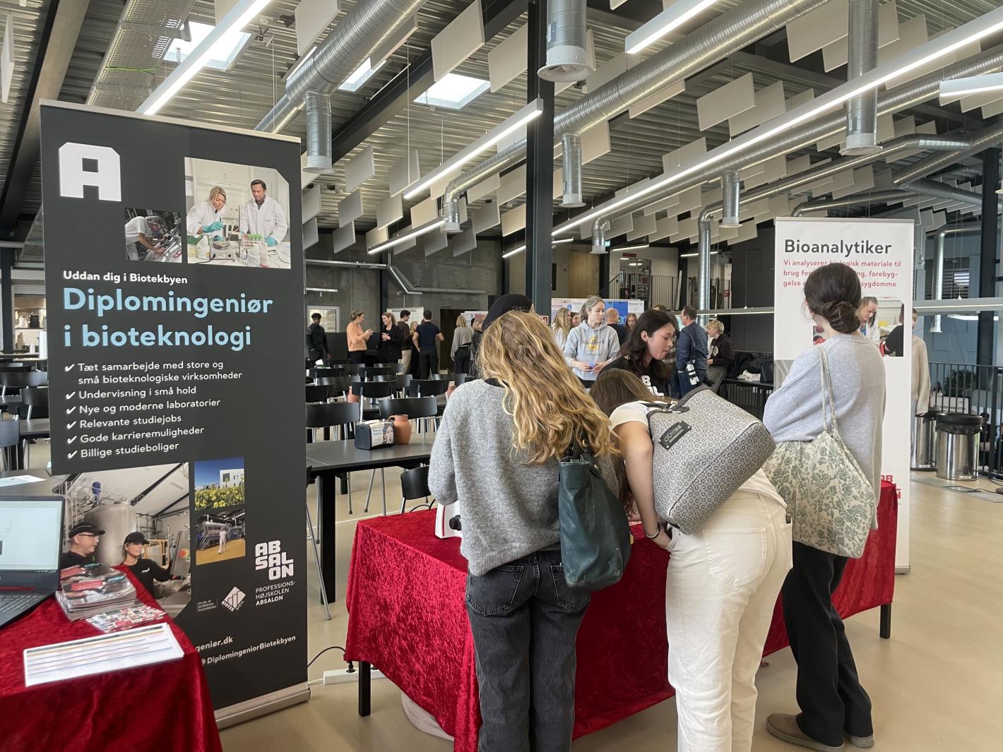 Biotekmesterskaberne sætter spot på Kalundborgs uddannelsesmiljø på en stand