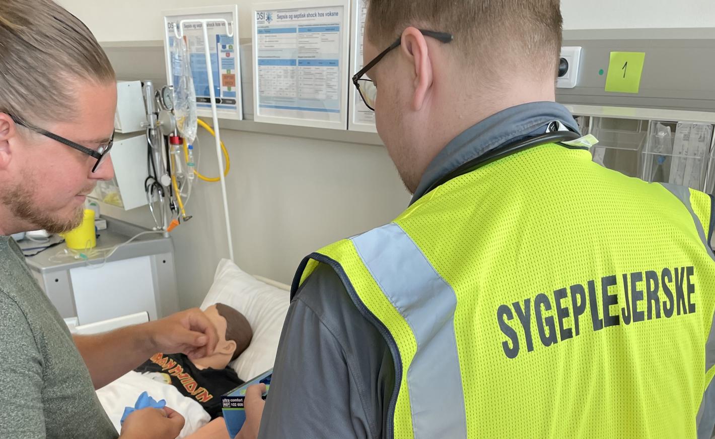 mandlig sygeplejerske med gul vest