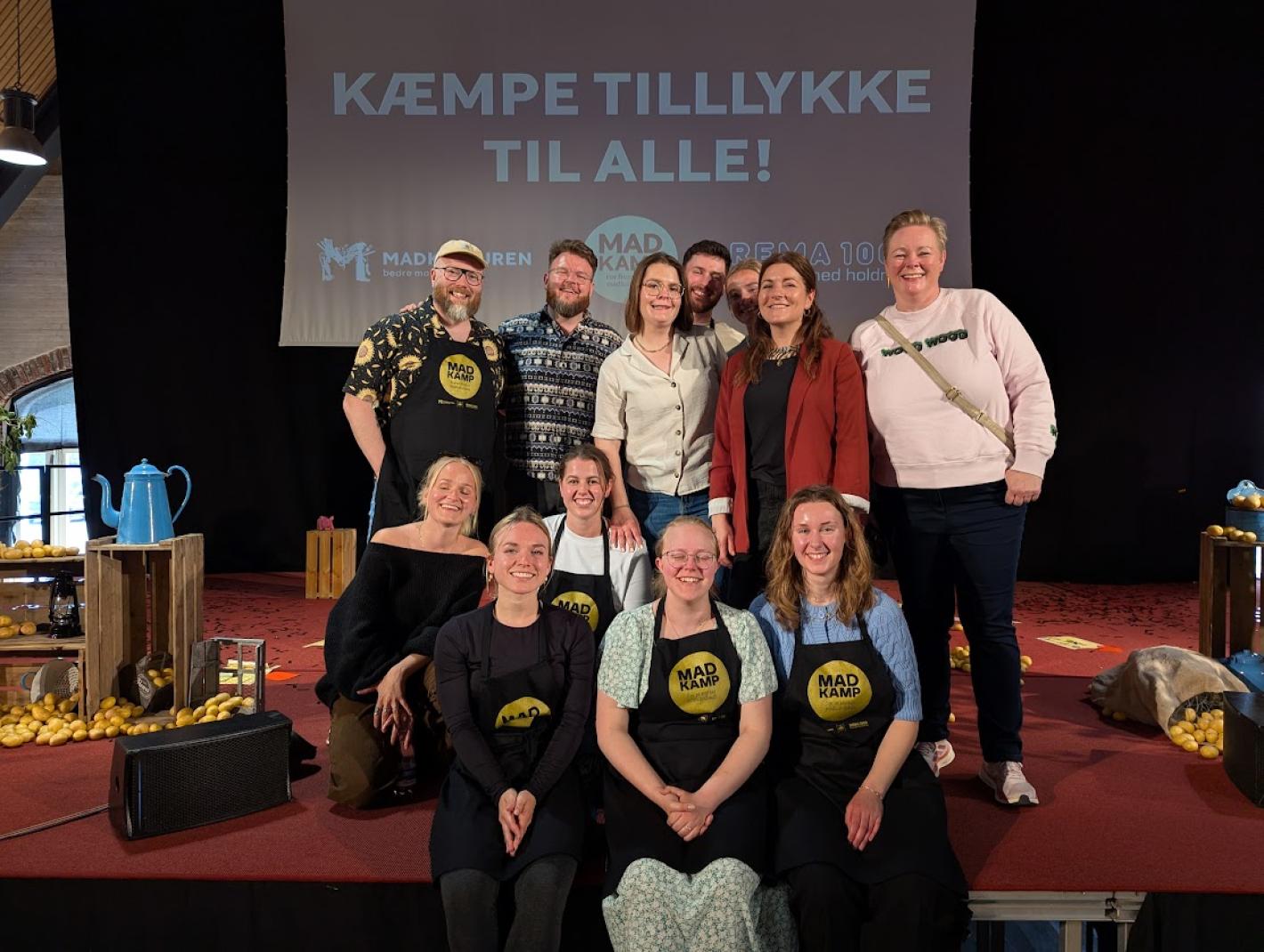 Lærerstuderende samlet på scenen ved DM i madkundskab