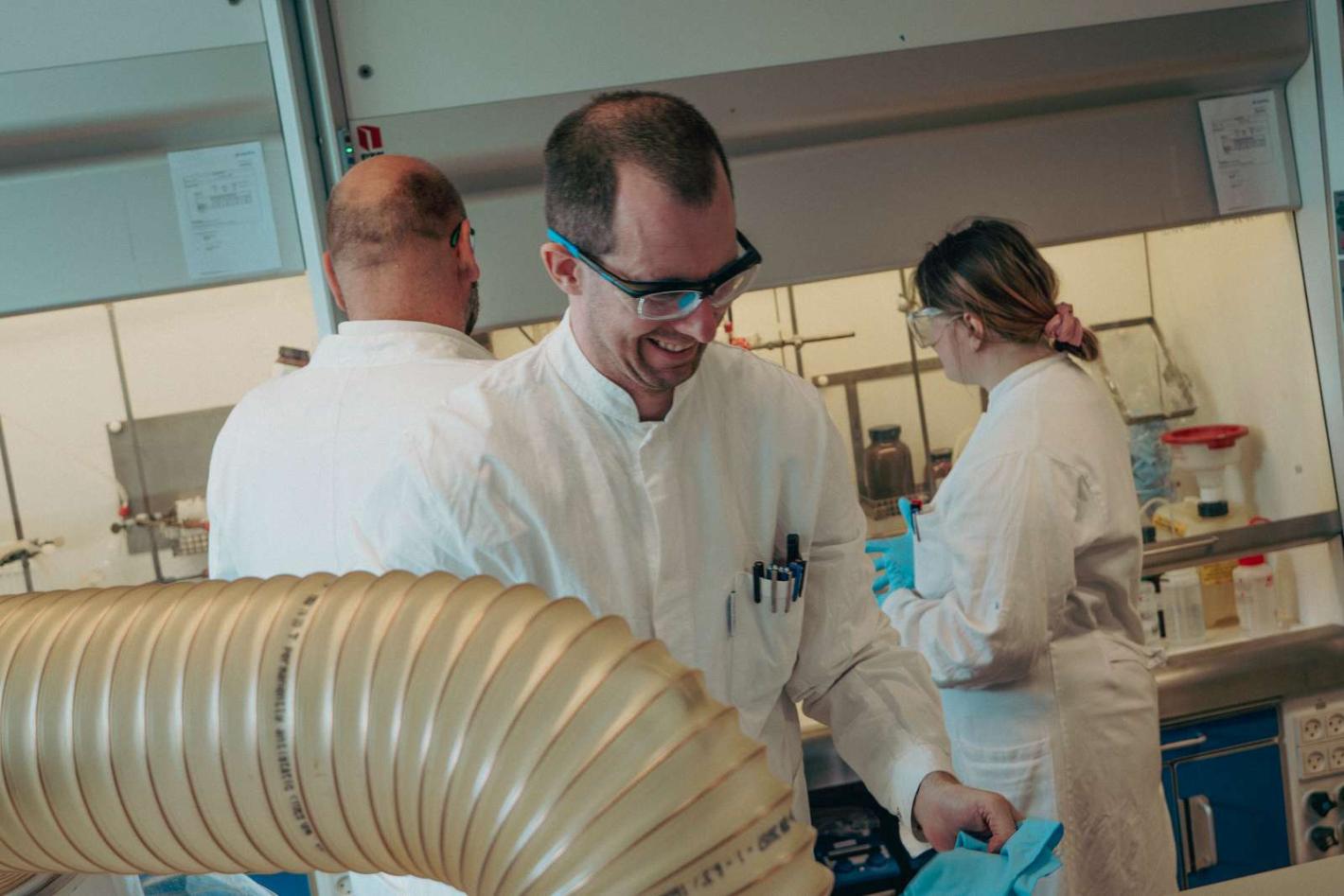 Daria i laboratoriet med kollegaer hos Lundbeck