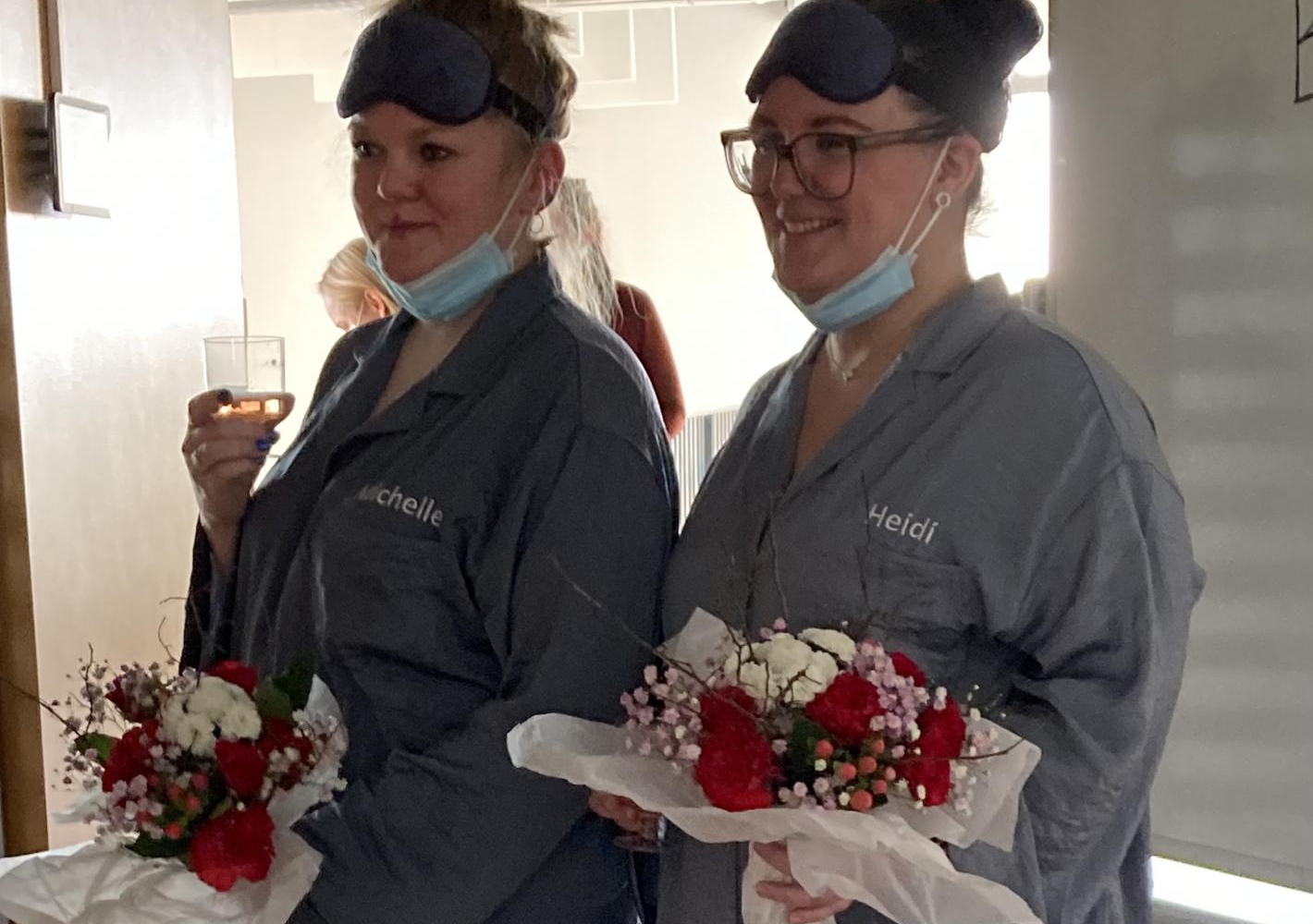 Foto at to dimittender fra bioanalytikeruddannelsen