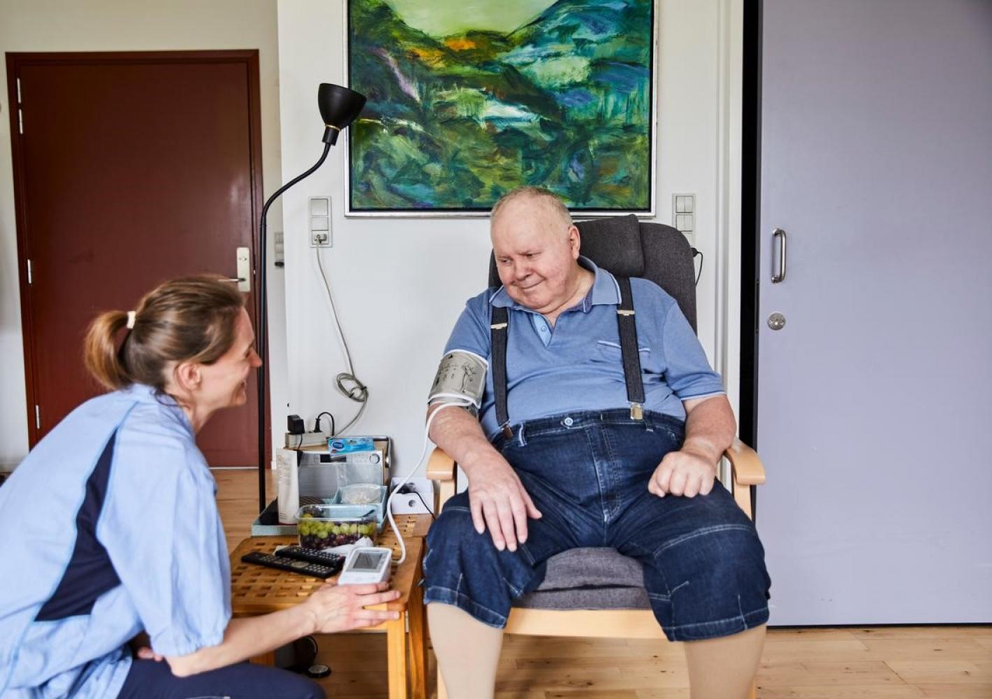 Foto af sygeplejerskestuderende med ældre borger
