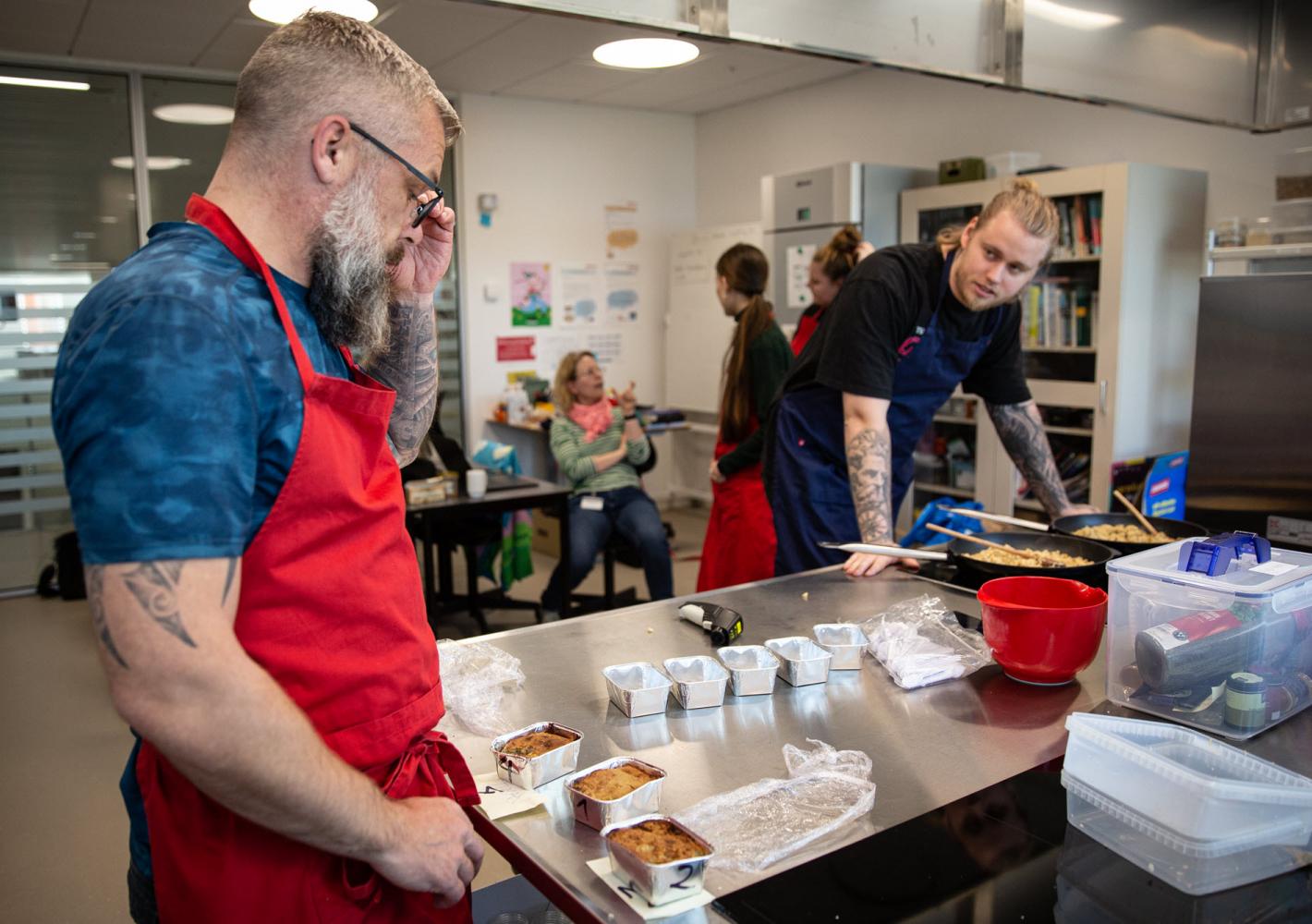 Man i køkken der tilbereder postejer