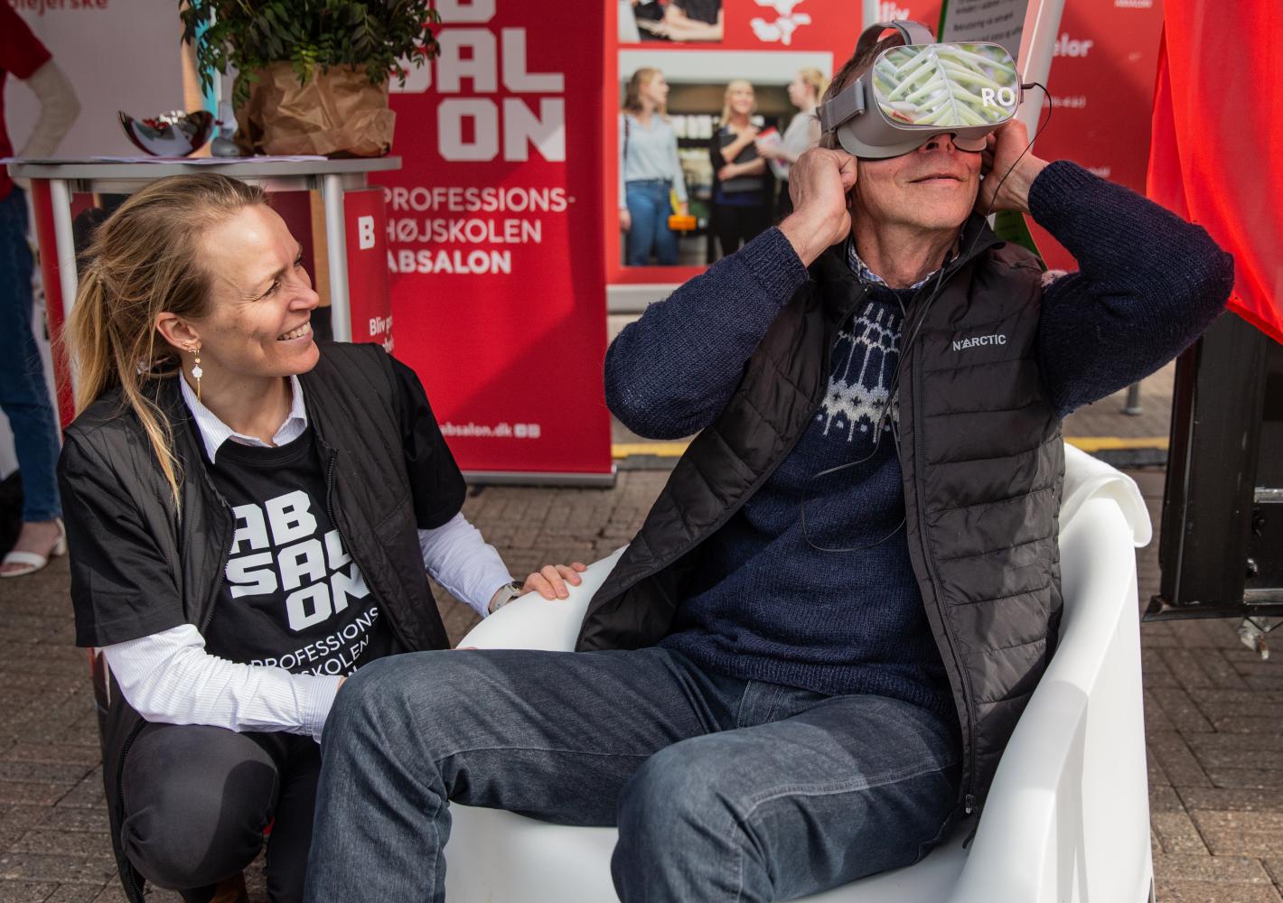Eva og VR-besøgende