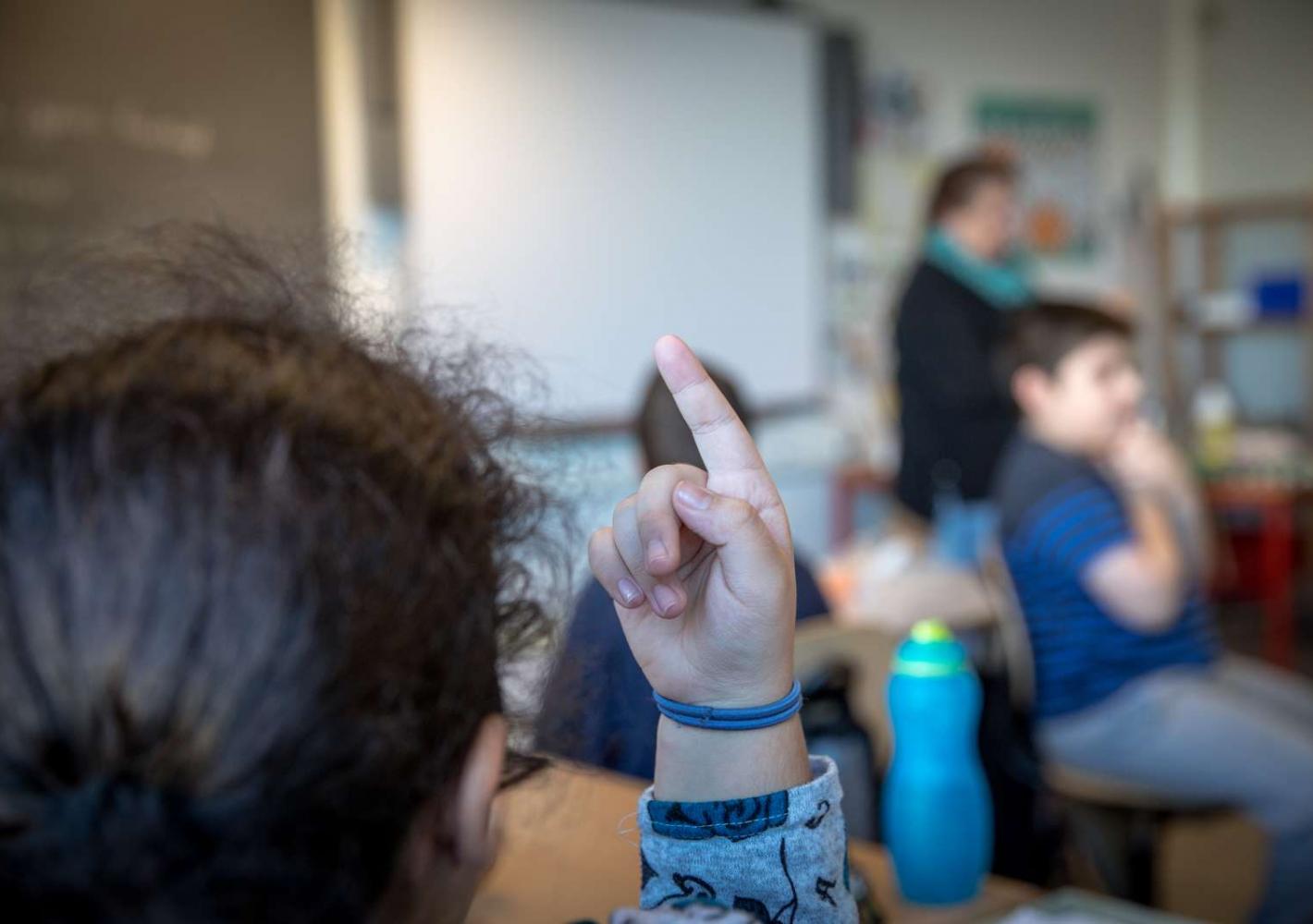 Skolebillede med hånd i vejret