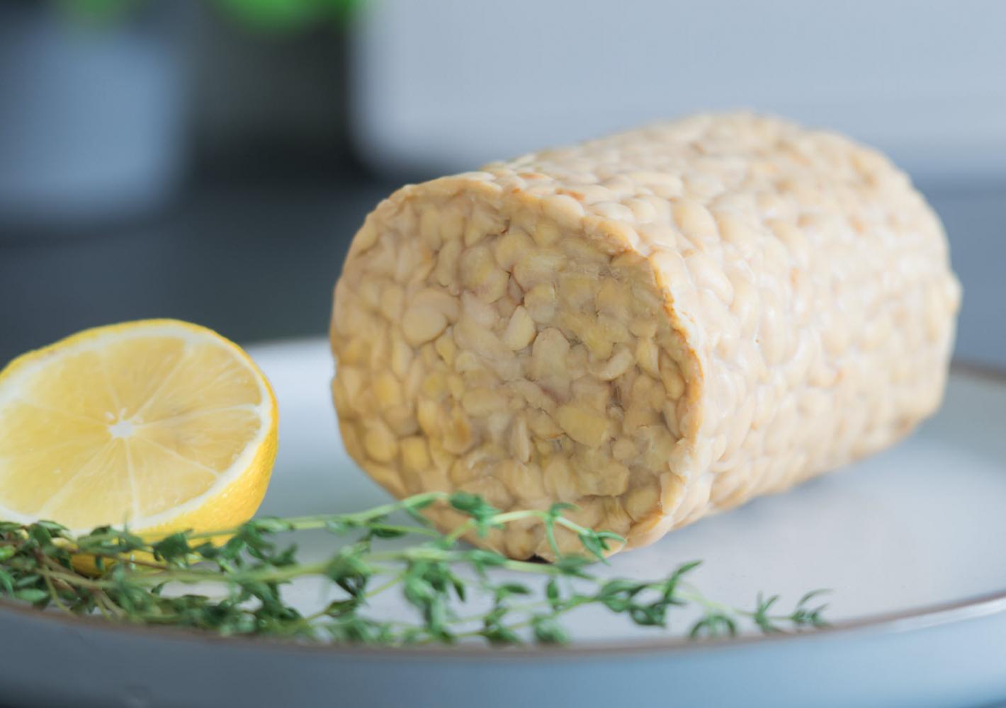 Foto af tempeh på en tallerken