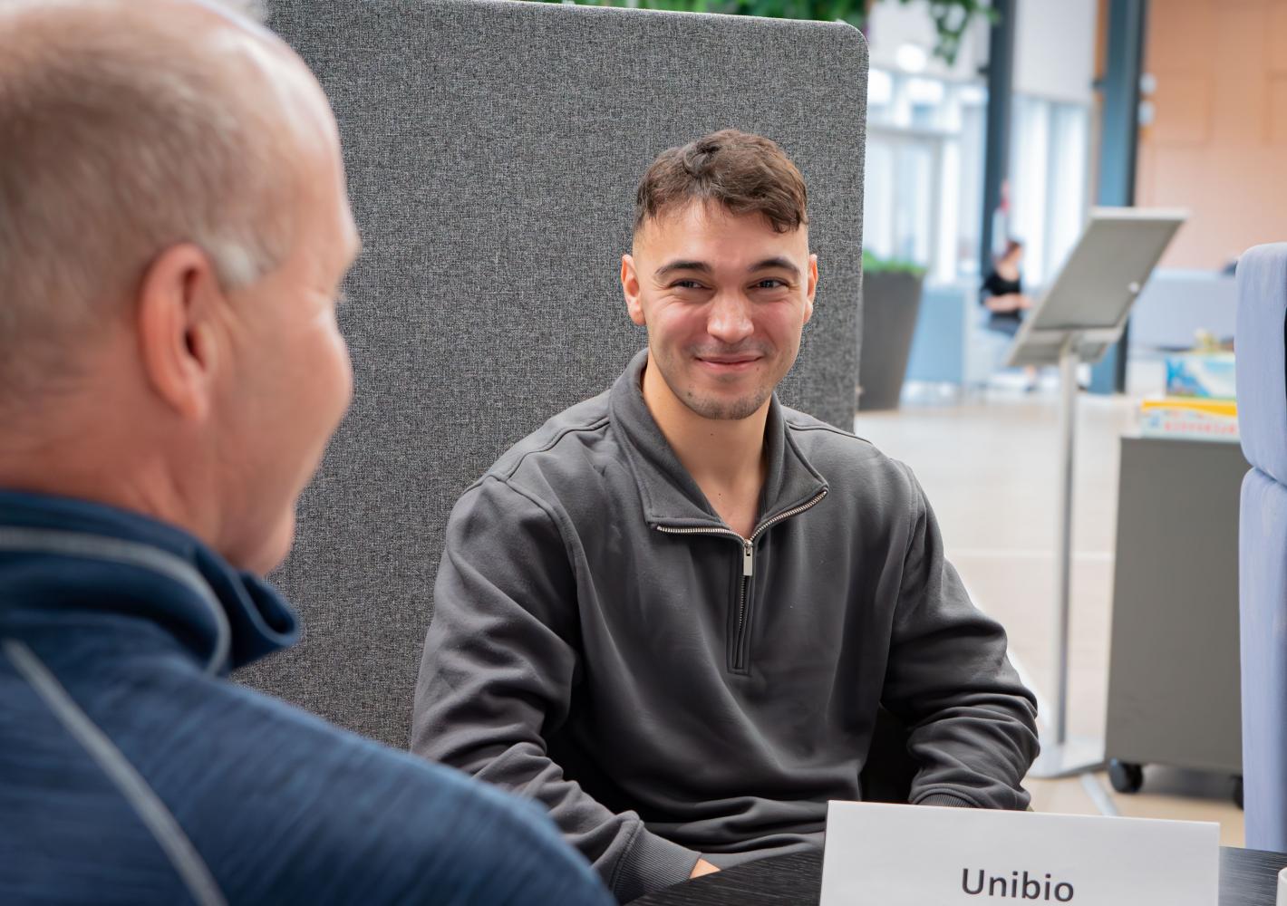 Studerende til jobsamtale hos Unibio på campus kalundborg