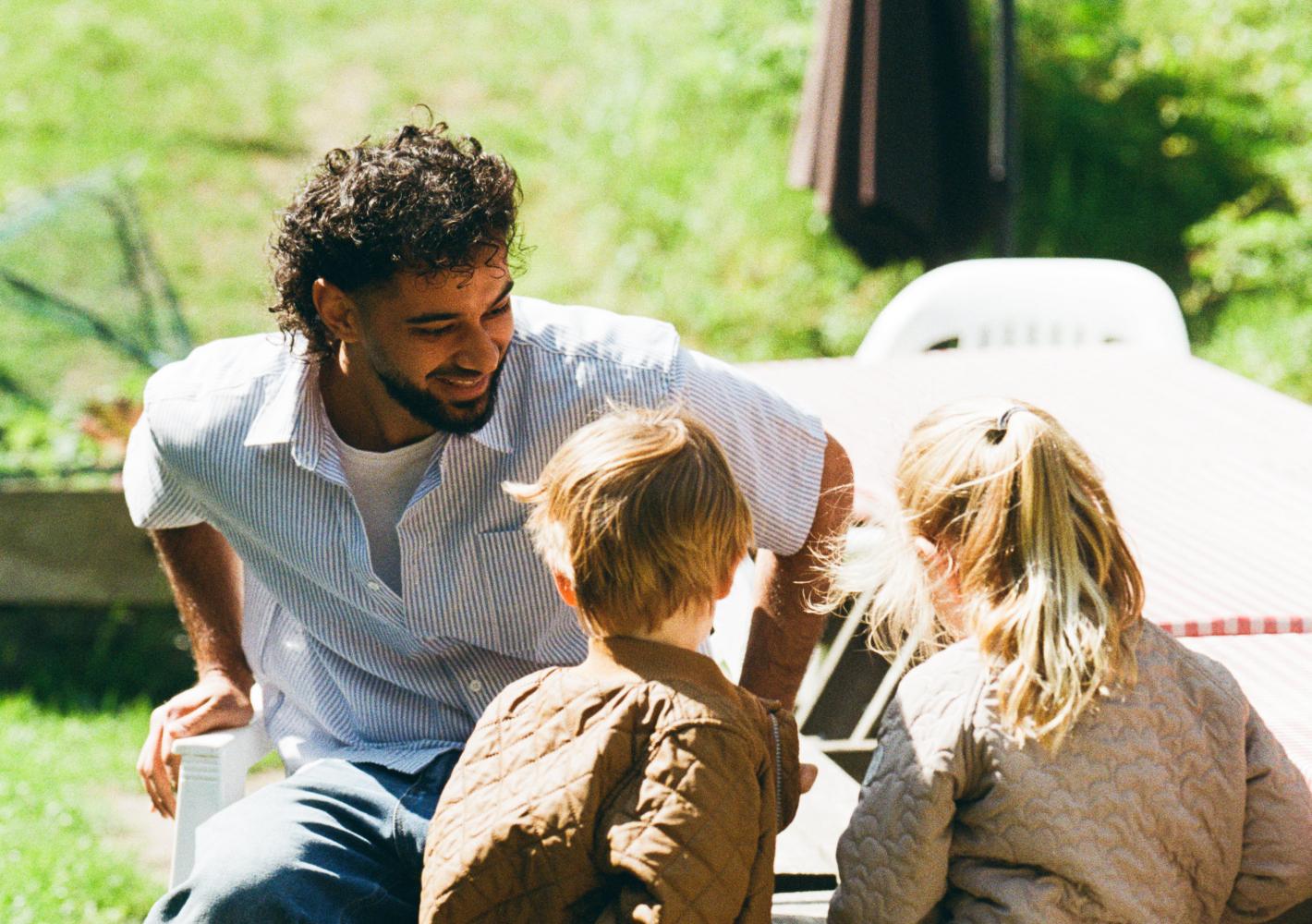 børn sammen med voksen
