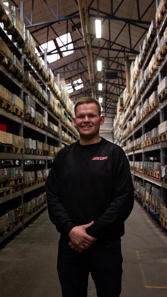 Portræt af Jakob i hans praktik hos ASA Lift