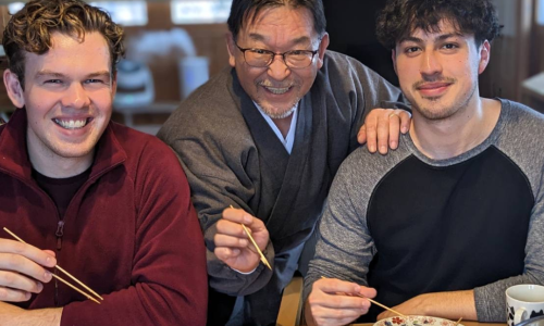 Frederik spiser med to japanske venner